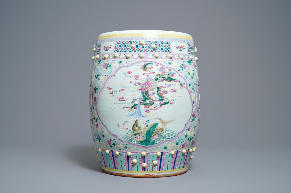 Un tabouret en porcelaine de Chine famille rose, 19&egrave;me