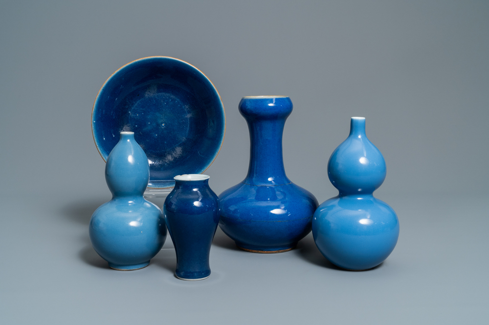 Five Chinese monochrome blue wares, 19/20th C.