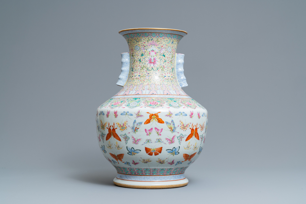 Un vase de forme hu en porcelaine de Chine famille rose &agrave; d&eacute;cor de papillons, marque de Qianlong, 20&egrave;me