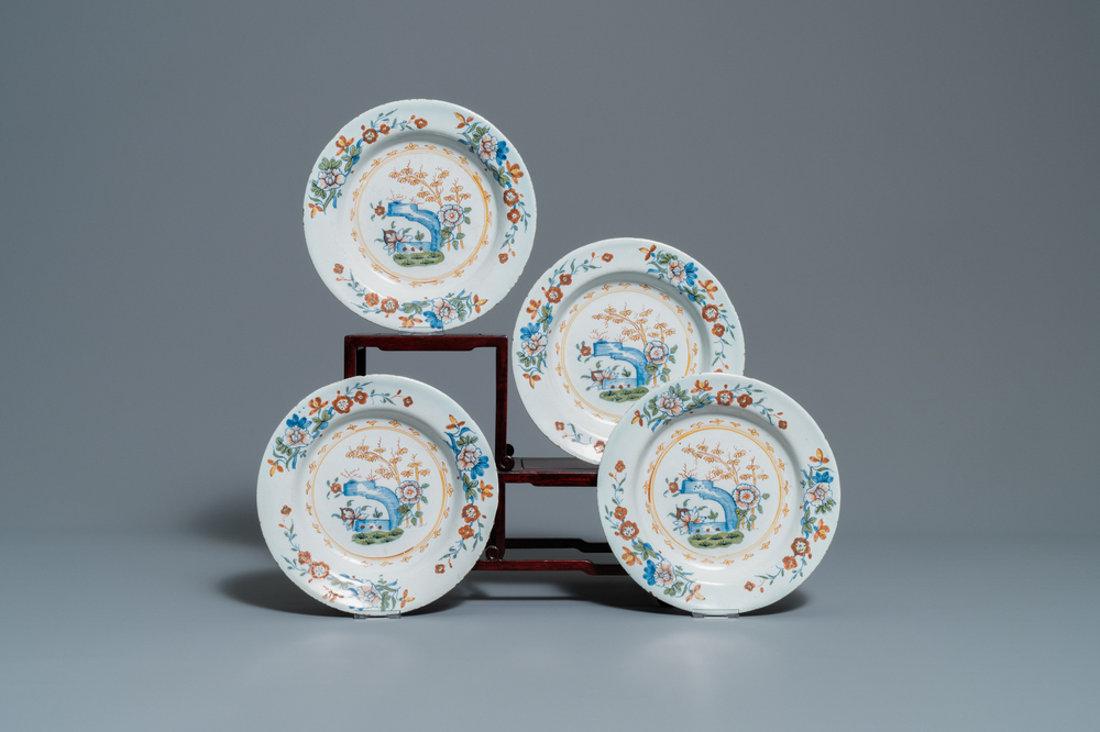 Quatre assiettes en fa&iuml;ence polychrome de Bruxelles &agrave; d&eacute;cor de chinoiserie, 18&egrave;me