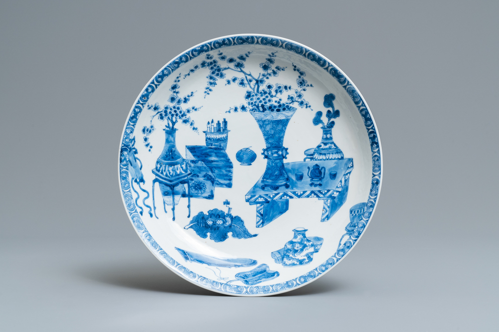 Een Chinese blauw-witte schotel met decor van antiquiteiten, Kangxi