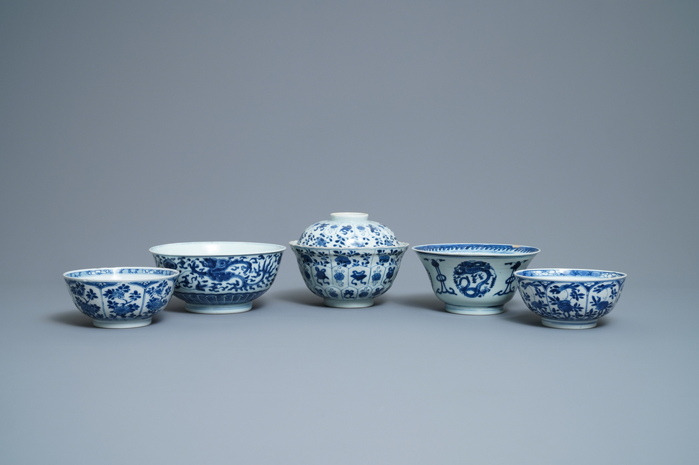 Cinq bols en porcelaine de Chine en bleu et blanc, Kangxi/Yongzheng