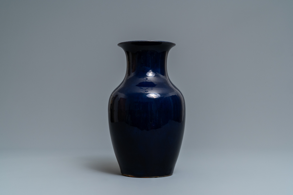 Een Chinese monochrome 'sacrificial blue' vaas, Qianlong