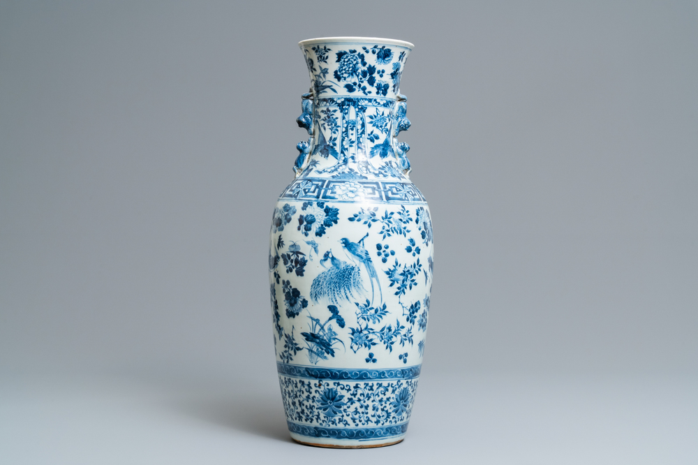 Een Chinese blauw-witte vaas met en bloemen, 19e eeuw - Rob Michiels