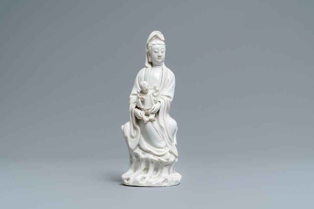 Een Chinees Dehua blanc de Chine model van een Guanyin met kind, Kangxi