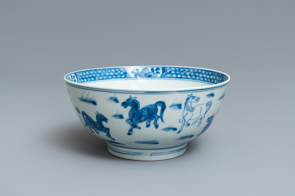 Un bol en porcelaine de Chine en bleu et blanc &agrave; d&eacute;cor des 'Huit chevaux de Mu Wang', marque de Yongle, Kangxi