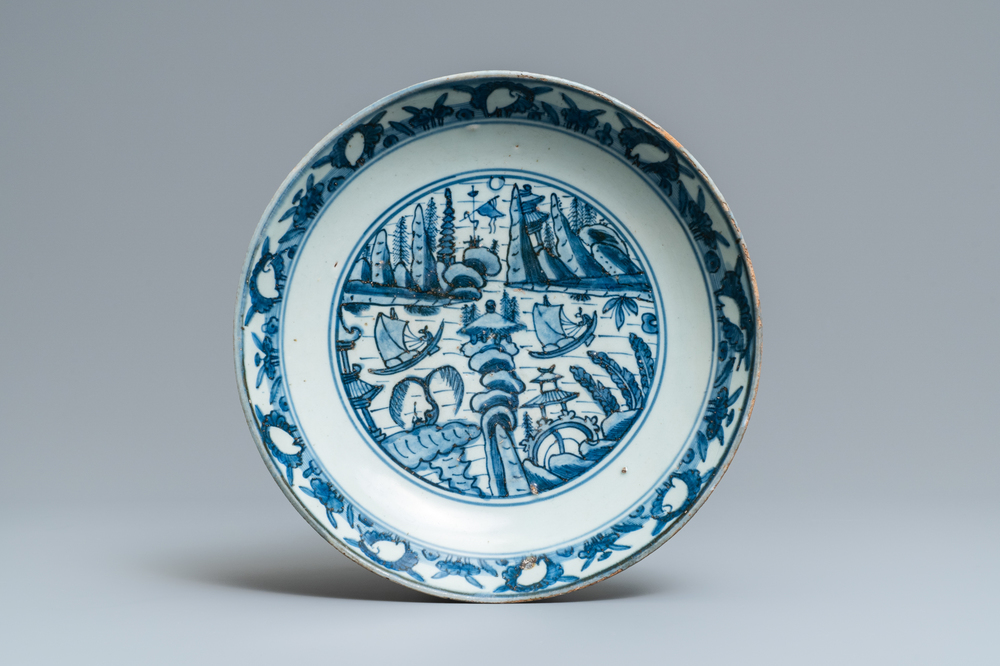 Un plat en porcelaine de Chine en bleu et blanc &agrave; d&eacute;cor d'un paysage, Jiajing