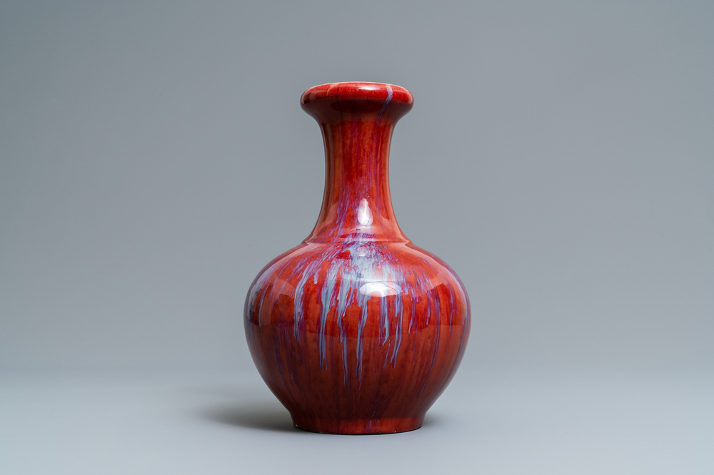 Un vase en porcelaine de Chine monochrome sang de boeuf et flamb&eacute;, 19&egrave;me si&egrave;cle