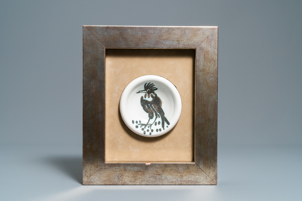 Pablo Picasso (1871-1973): 'Oiseau &agrave; la huppe', cendrier rond en fa&iuml;ence, dat&eacute; 1964