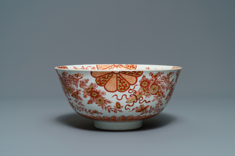 Un bol en porcelaine de Chine en rouge de fer et dor&eacute; &agrave; d&eacute;cor floral, Kangxi