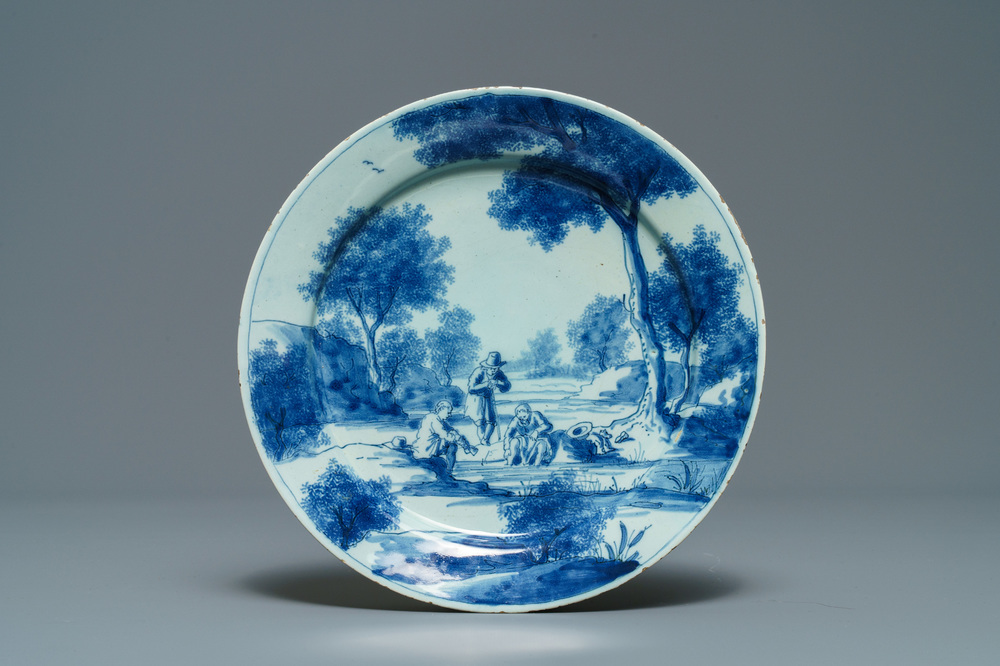 Une assiette en fa&iuml;ence de Delft en bleu et blanc &agrave; d&eacute;cor de figures dans un paysage, 1er quart du 18&egrave;me