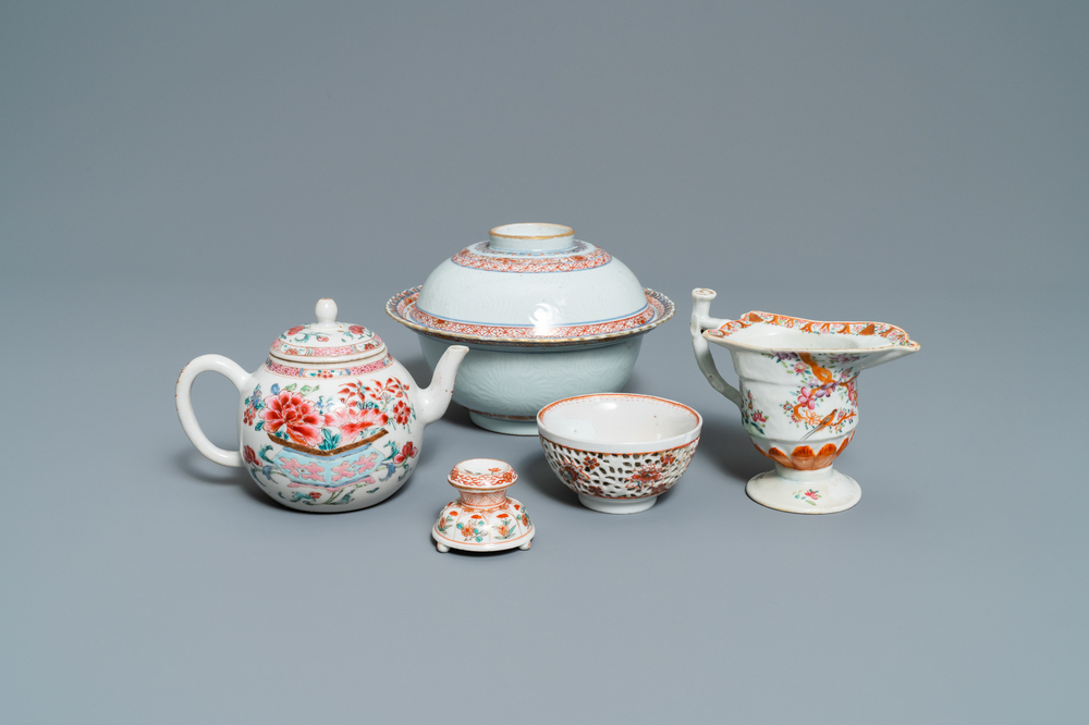 Cinq pi&egrave;ces en porcelaine de Chine famille rose et rouge de fer, Kangxi/Qianlong