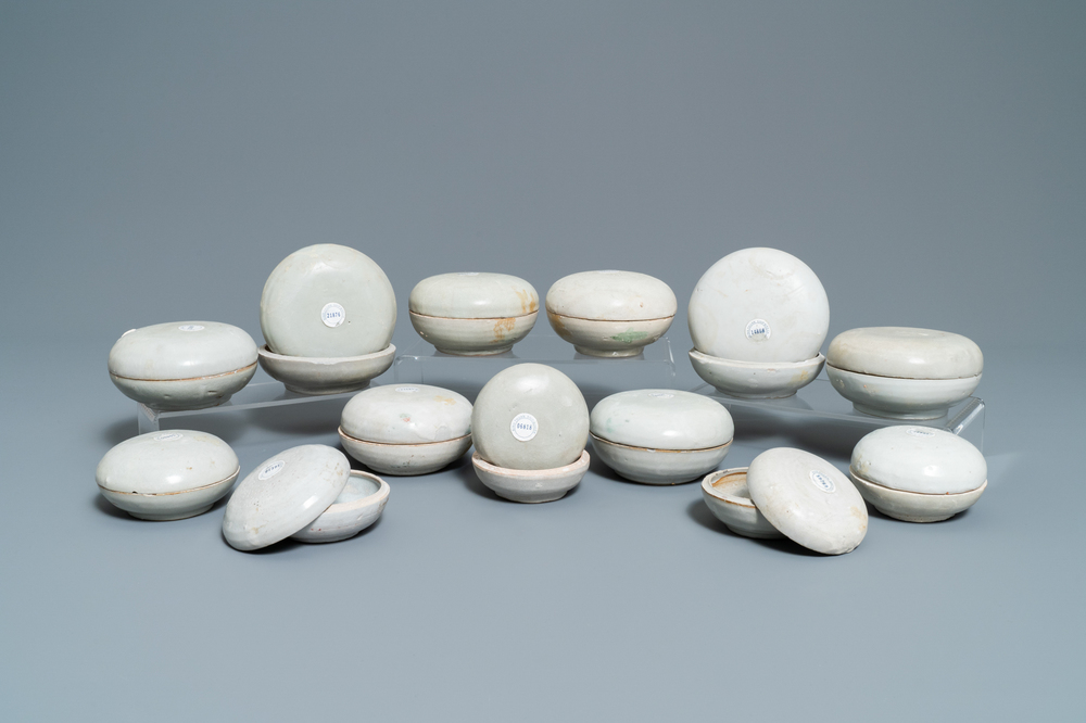 Treize bo&icirc;tes couvertes en porcelaine de Chine de Swatow de l'&eacute;pave Binh Tuan, Ming
