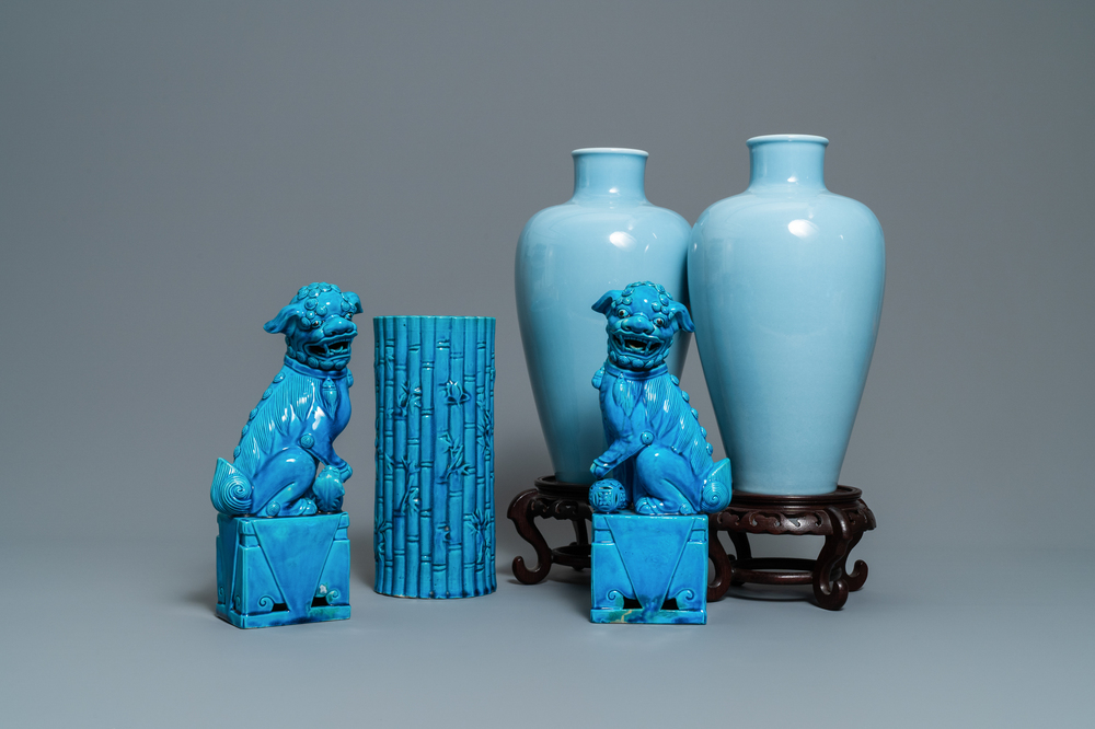 A pair of Chinese monochrome lavender blue vases, a turquoise hat stand and a pair of lions, 19/20th C.