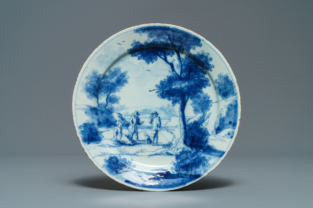 Une assiette en fa&iuml;ence de Delft en bleu et blanc &agrave; d&eacute;cor de figures dans un paysage, 1er quart du 18&egrave;me