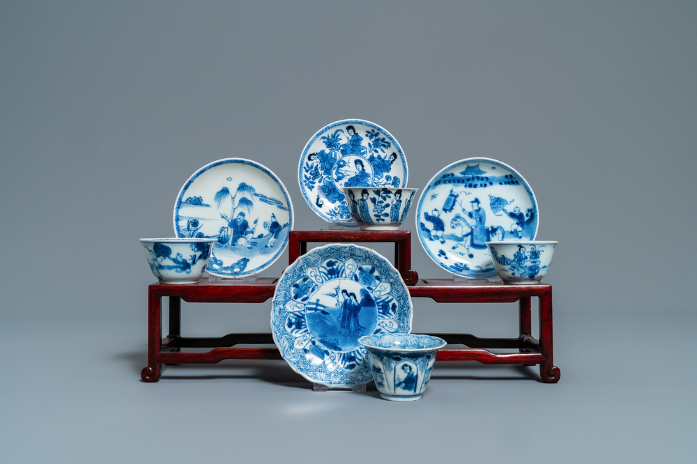 Vier Chinese blauw-witte koppen en schotels, Kangxi