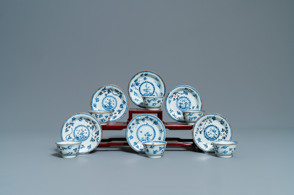 Six tasses et soucoupes en porcelaine de Chine en bleu, blanc et rouge, Kangxi