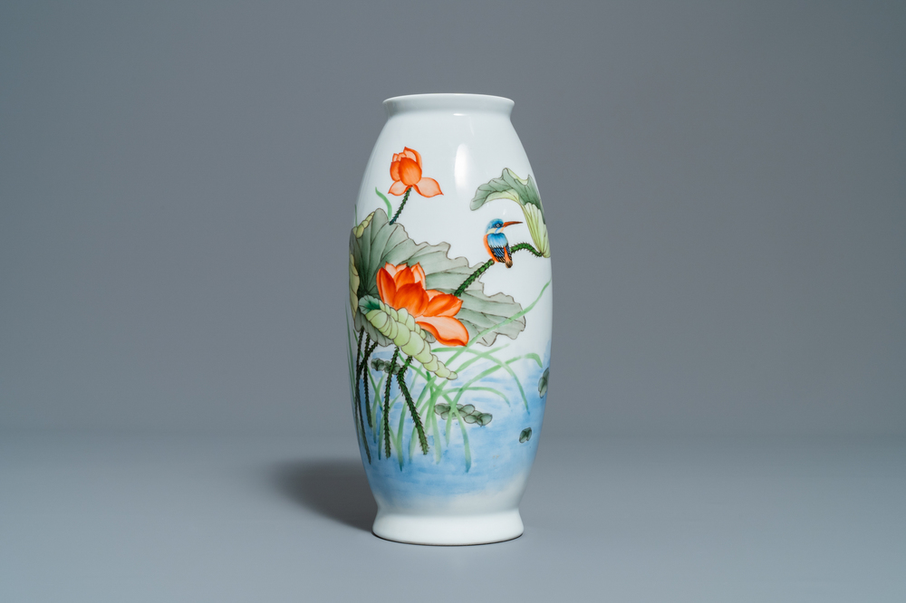 Een polychrome Chinese vaas met een ijsvogel op een lotus, Qianlong merk, 20e eeuw