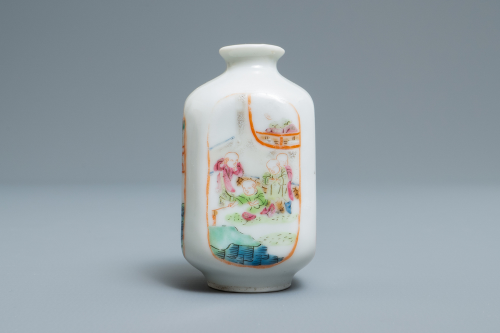 Une tabati&egrave;re en porcelaine de Chine famille rose &agrave; d&eacute;cor de gar&ccedil;ons jouants, 18/19&egrave;me