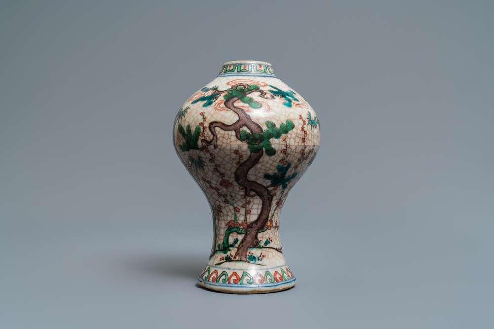 Un vase de forme meiping en porcelaine de Chine wucai &agrave; d&eacute;cor 'Les trois amis de l'hiver', Wanli