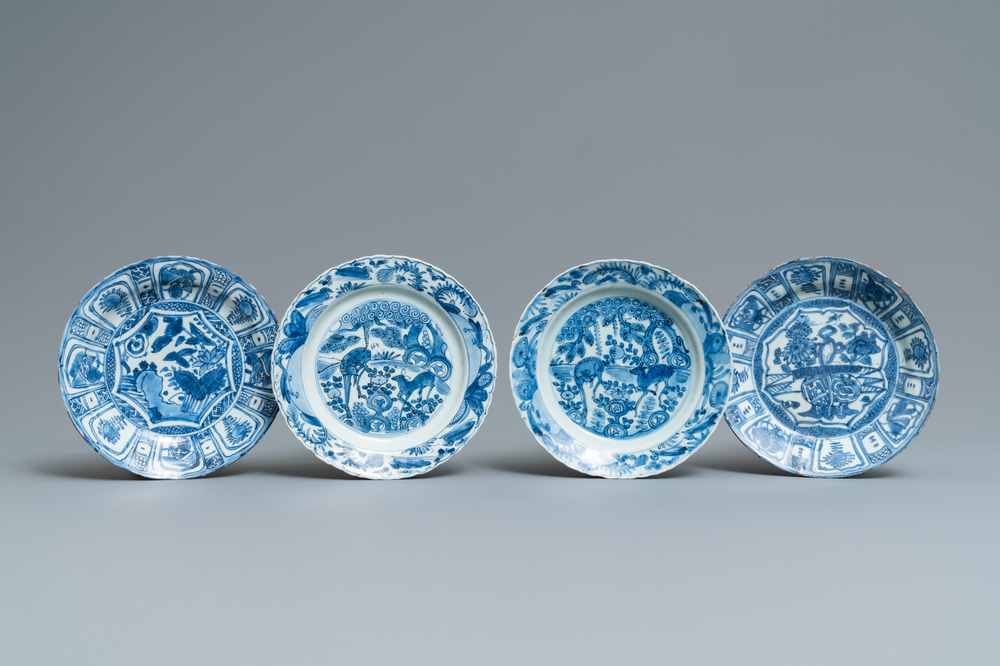 Quatre assiettes en porcelaine de Chine en bleu et blanc de type kraak, Wanli