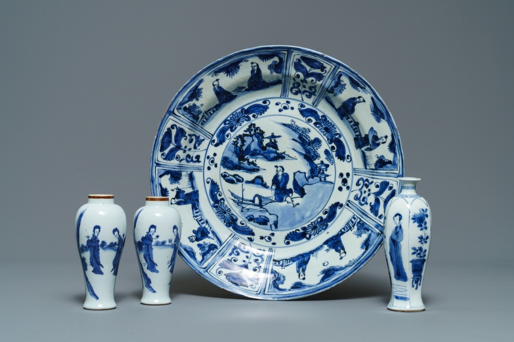 Trois vases et un plat en porcelaine de Chine en bleu et blanc, &eacute;poque Transition et Kangxi