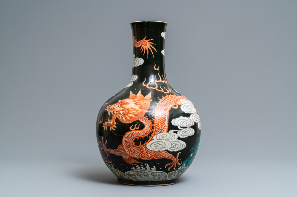 Een grote Chinese famille verte tianqiu ping vaas met draken op zwarte fondkleur, 19e eeuw