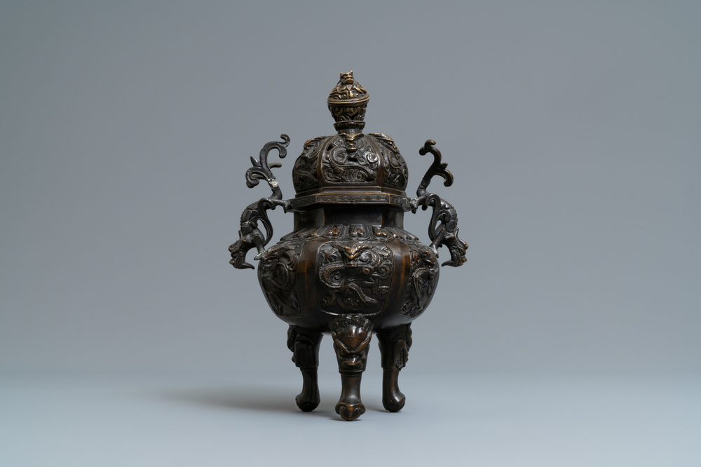 Een Chinese bronzen wierookbrander met deksel, Xuande merk, 19/20e eeuw