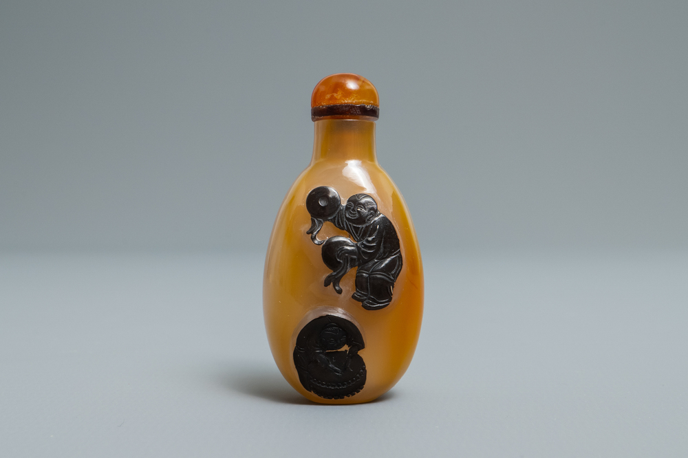 Une tabati&egrave;re en agate sculpt&eacute; figurant des musiciens, Chine, 19/20&egrave;me