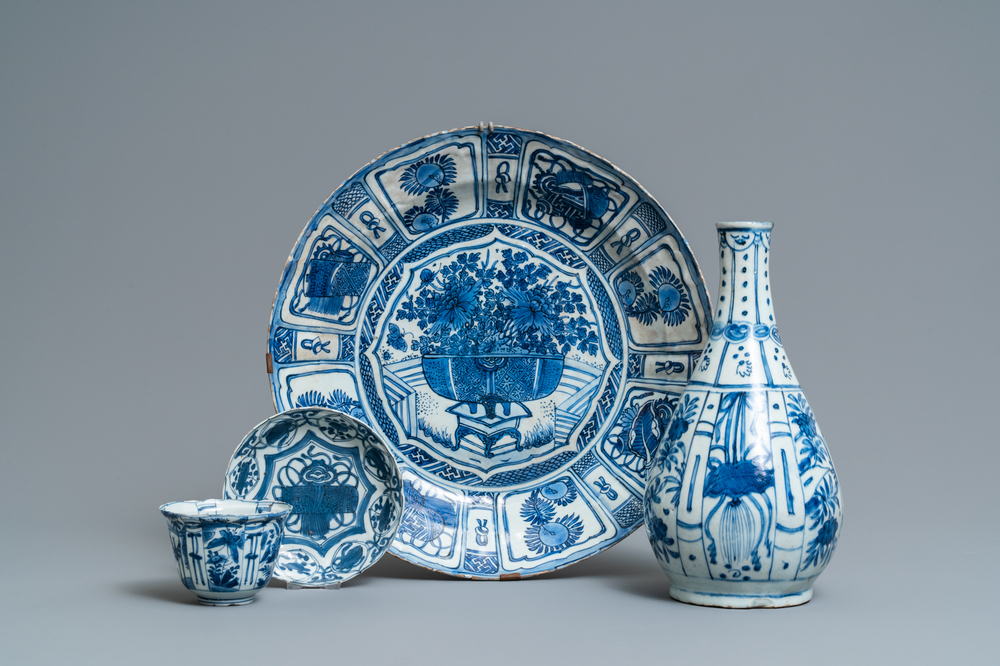 A Chinese blue and white kraak porcelain charger, a vase, a crow cup and a small plate, Wanli