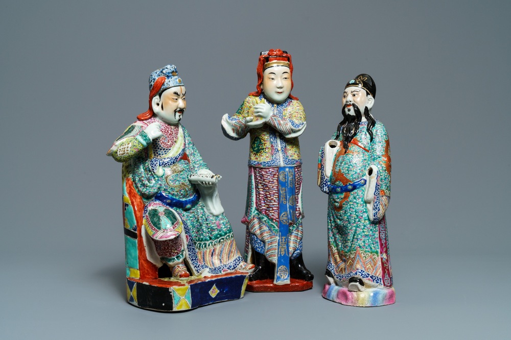 Trois figures en porcelaine de Chine famille rose, 19/20&egrave;me