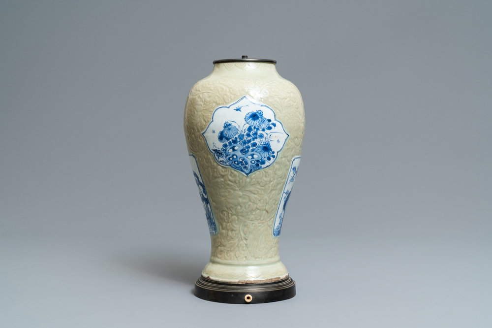 Un vase en porcelaine de Chine &agrave; d&eacute;cor en bleu et blanc sur fond c&eacute;ladon &agrave; d&eacute;cor incis&eacute;, Kangxi