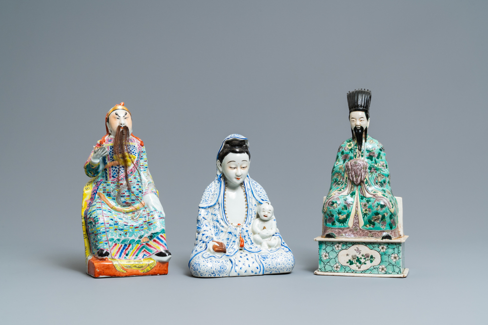 Trois figures en porcelaine de Chine famille rose et verte, 19/20&egrave;me