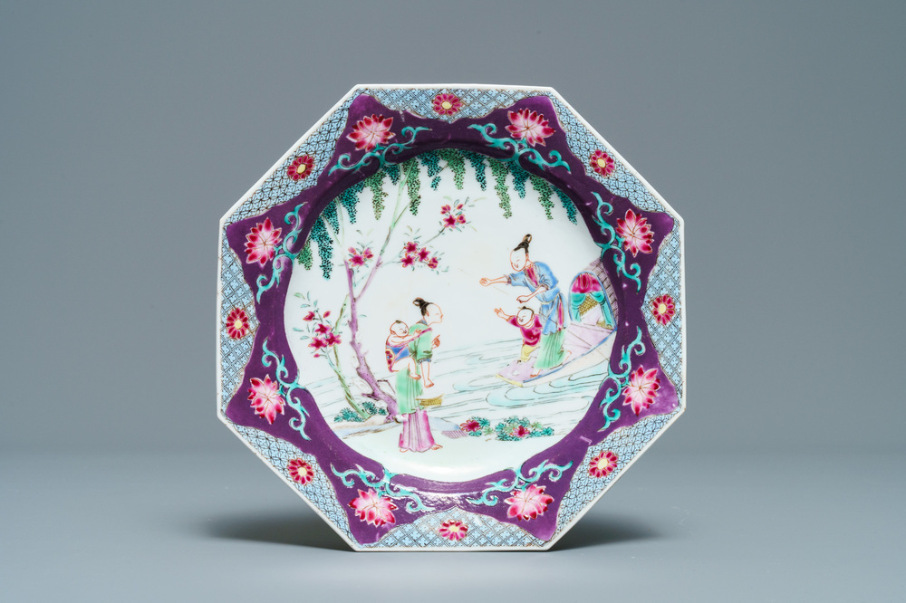 Une assiette octagonale en porcelaine de Chine famille rose, Yongzheng