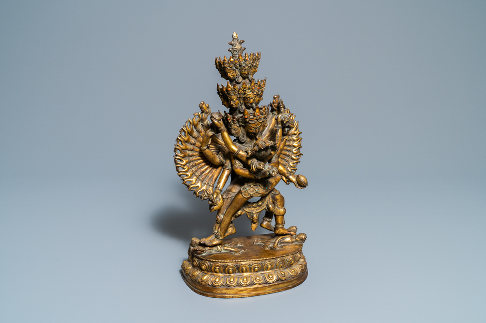 Une grande figure de Kapaladhara Hevajra en bronze dor&eacute; incrust&eacute; de corail, Sino-Tibet, 18/19&egrave;me