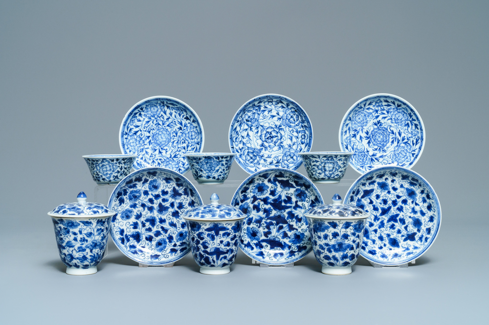 Zes Chinese blauw-witte (deksel-)koppen en schotels, Kangxi