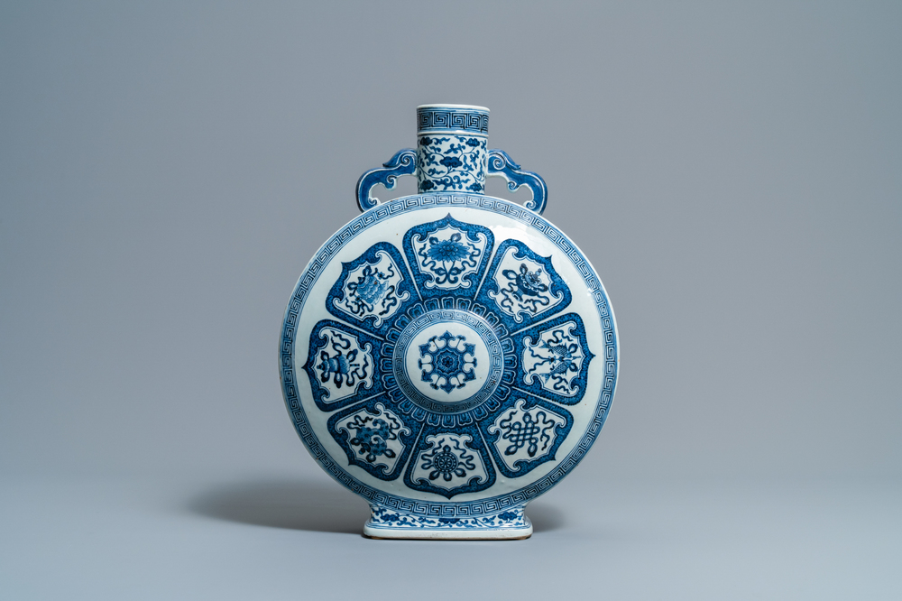 Een fraaie Chinese blauw-witte 'Bajixiang' moon flask vaas, Qianlong merk, 19e eeuw