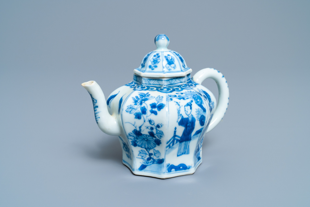 Een Chinese blauw-witte theepot met deksel, Kangxi