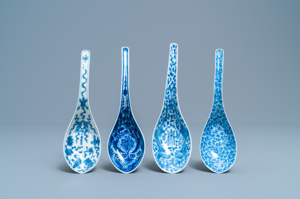 Quatre cuill&egrave;res en porcelaine de Chine en bleu et blanc, 19/20&egrave;me