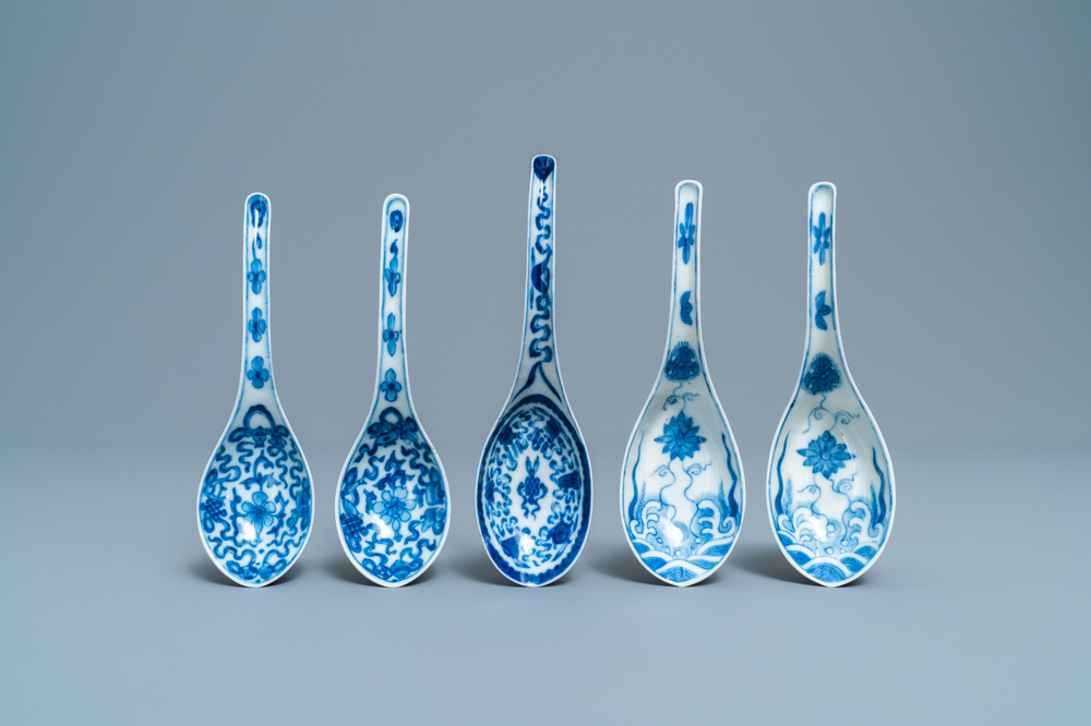 Five Chinese blue and white spoons, 19th C.