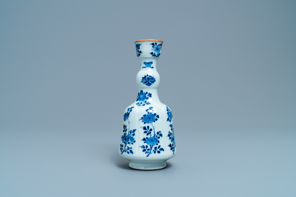 Een langwerpige Chinese blauw-witte hookah-basis met floraal decor, Kangxi