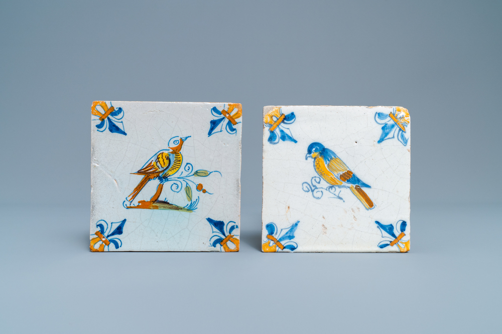 Deux carreaux en fa&iuml;ence de Delft polychrome figurant des oiseaux, 17&egrave;me