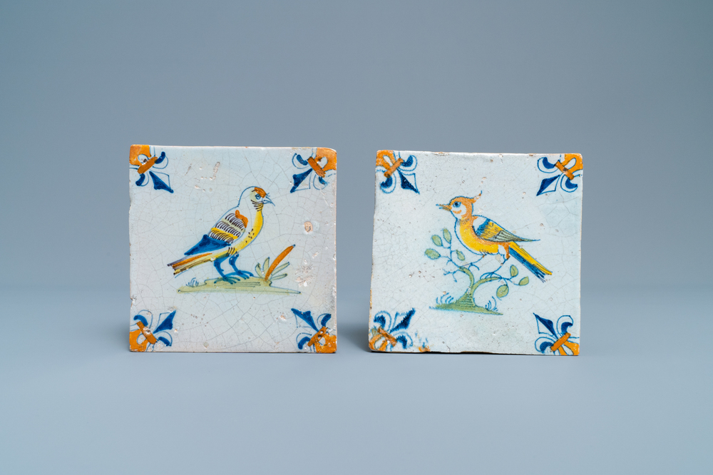 Deux carreaux en fa&iuml;ence de Delft polychrome figurant des oiseaux, 17&egrave;me