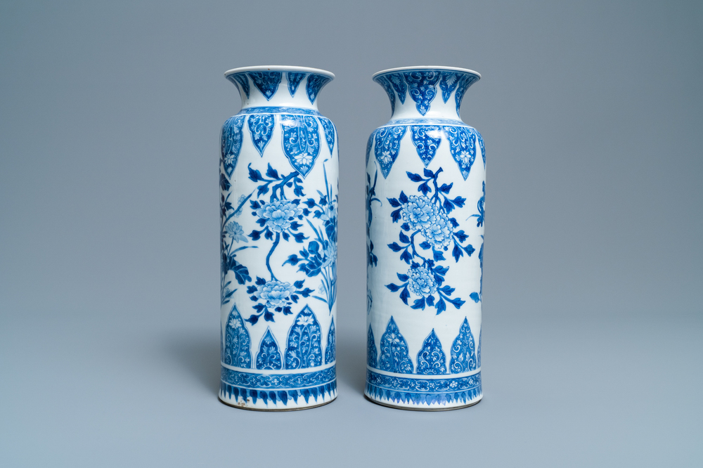 Een paar Chinese blauw-witte vazen met florale decors, Kangxi