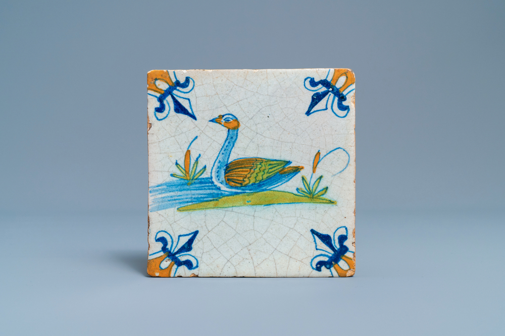 Un carreau en fa&iuml;ence de Delft polychrome &agrave; d&eacute;cor d'un cygne, d&eacute;but du 17&egrave;me