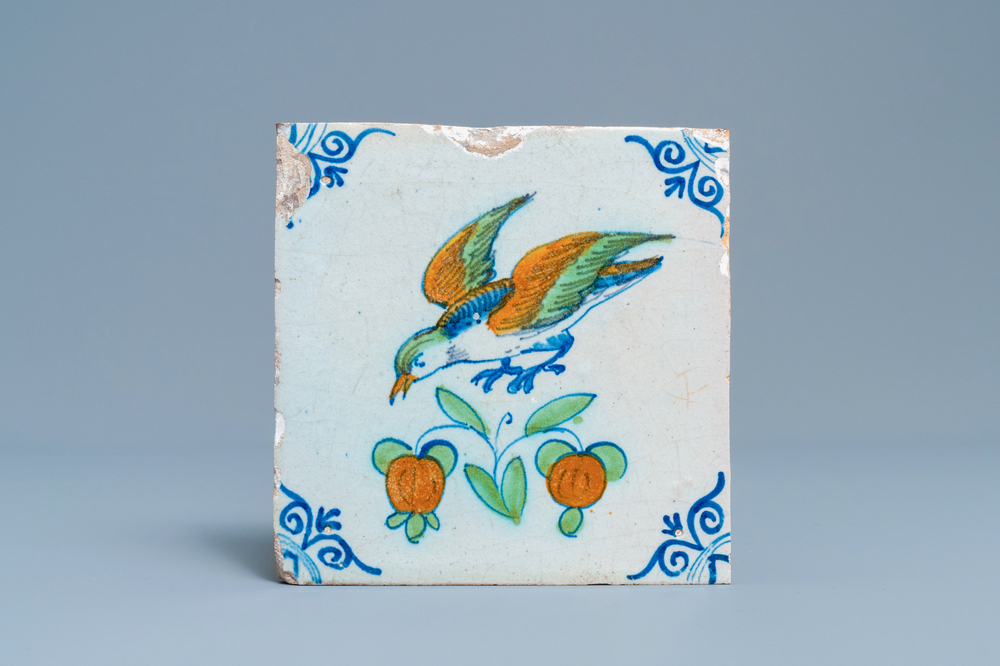 Un carreau en fa&iuml;ence de Delft polychrome &agrave; d&eacute;cor d'un oiseau en vol, 17&egrave;me