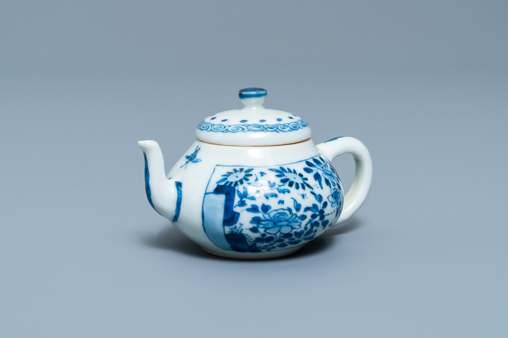 Une th&eacute;i&egrave;re miniature en porcelaine de Chine en bleu et blanc, marque Yu, Kangxi