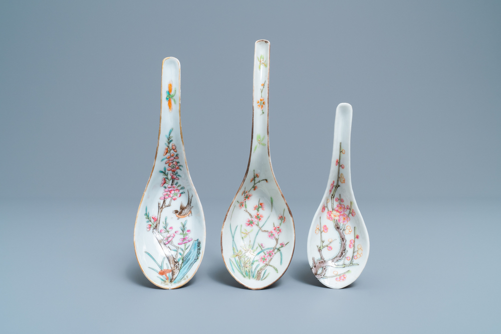 Trois cuill&egrave;res en porcelaine de Chine famille rose, 19/20&egrave;me