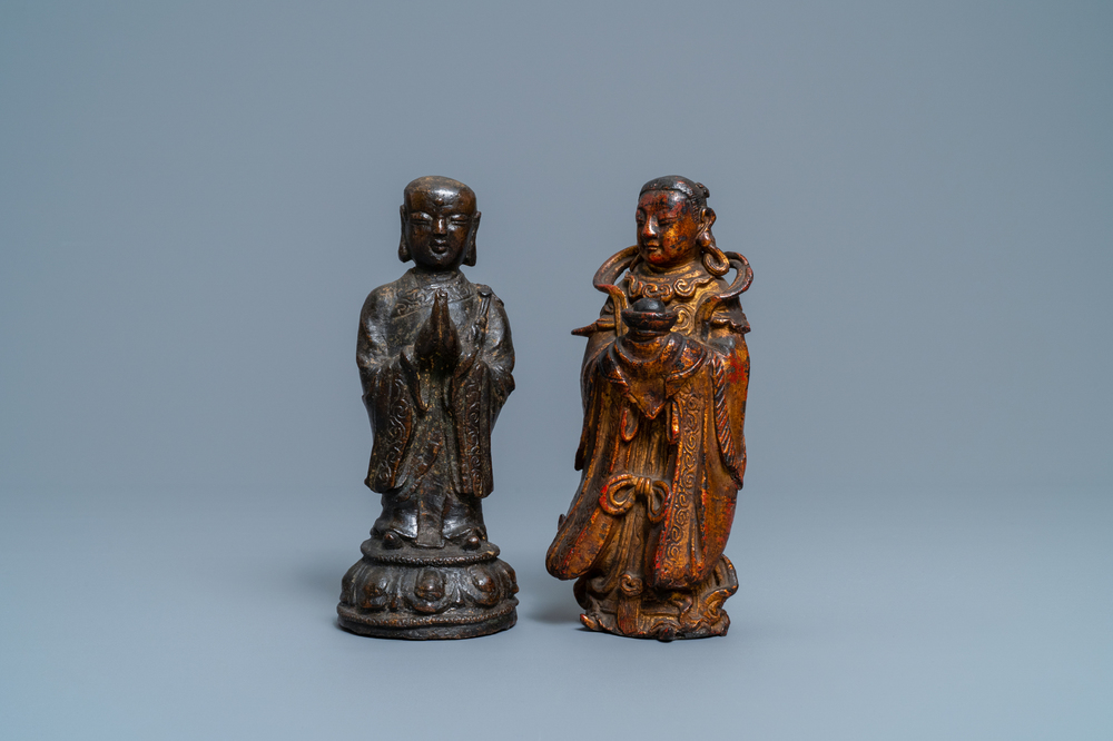 Twee Chinese gelakte en vergulde bronzen figuren, Ming