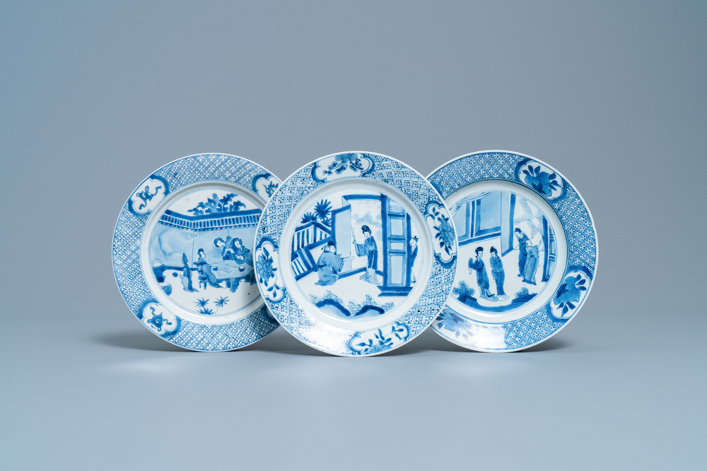 Trois assiettes en porcelaine de Chine en bleu et blanc, marques de Chenghua, Kangxi